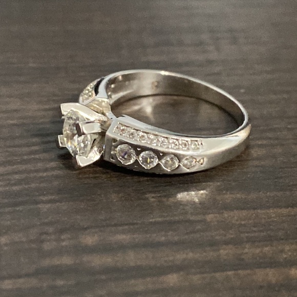 Gorgeous Sterling Silver Cubic Zirconia Ring Size 8 - Picture 4 of 7